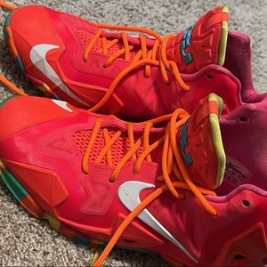 Basketball shoes